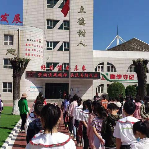 东方红小学集团红旗校区     开展《民法典》宣传活动