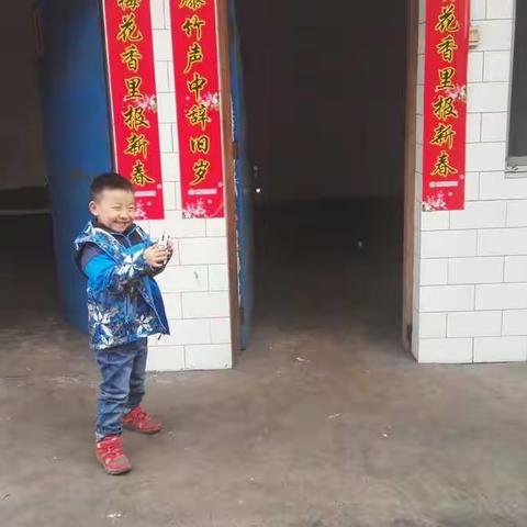 【城南幼儿园·蒙跨二班】刘宇阳小朋友高高兴兴去拜年