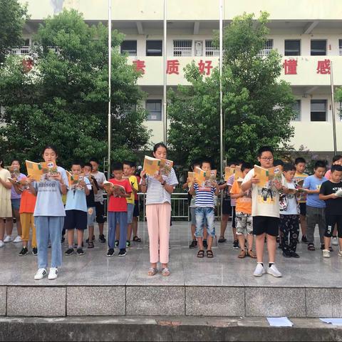 这个夏天，你们毕业了🎓一年的时光转瞬即逝。临别之际，祝愿你们：衬衣如雪，目光清澈，前程似锦，未来可期！