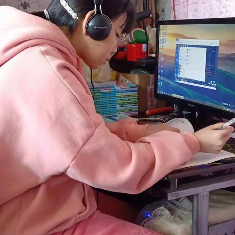 八年二班同学正在认真的进行网上听课