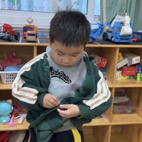 南昌市桃花中心幼儿园小二班开展生活自理能力活动