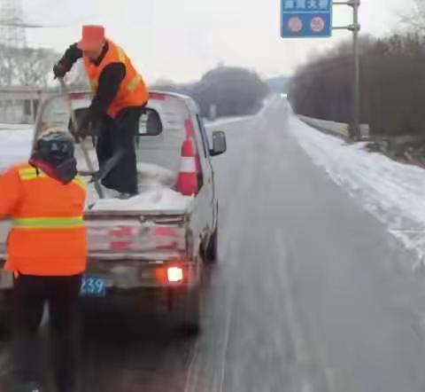 公司养护工区开展融雪剂布撒作业 消除道路结冰隐患