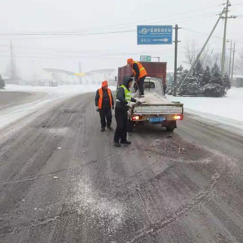 迎战风雪 力保春运期间道路安全畅通