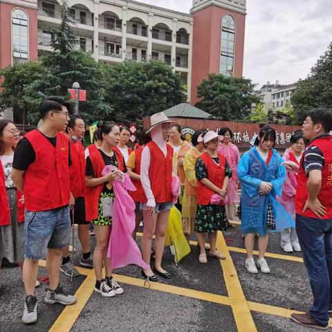 创文路上，我们携手同行！——记环城二小党支部党员志愿服务活动