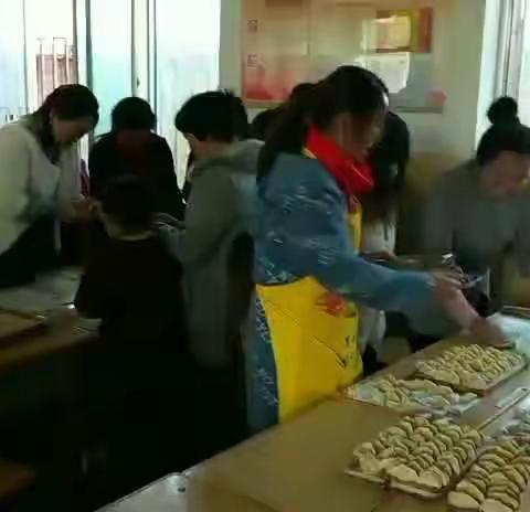 翠屏小学二年级2班举行庆元旦迎新年包饺子吃饺子活动剪影