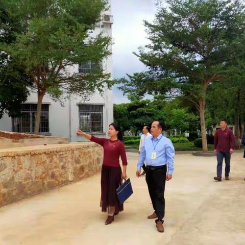 深入检查促提升，立足常规抓教学––桂平市教育局领导到我校检查教学常规工作