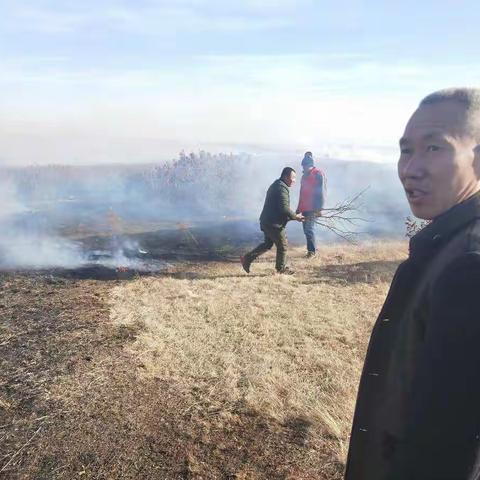 尖山子村基层干部携手村民并肩灭山火