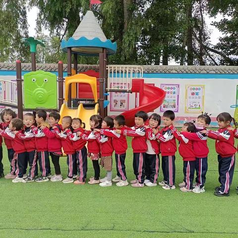 户外活动《白庄中心幼儿园》小二班