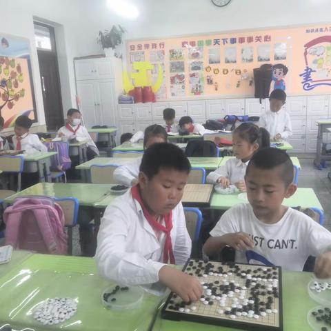 快乐的时光在孩子们指尖上穿越     一一安图二小围棋社团活动掠影