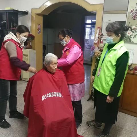 解放门街道尚平社区志愿者慰问革命老军人活动