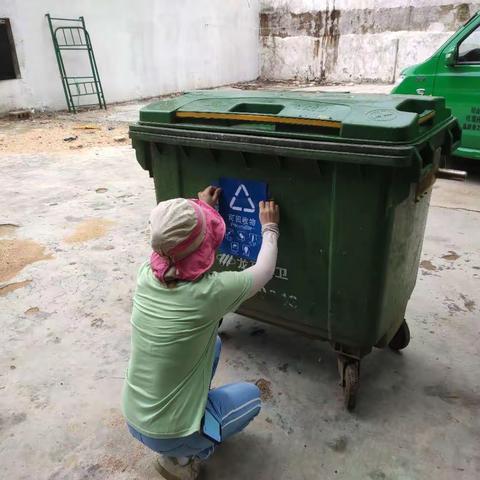 龙华区住房保障中心开展垃圾桶分类巡检工作