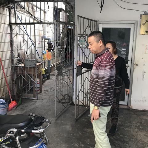 区住保中心督查物业巩卫工作