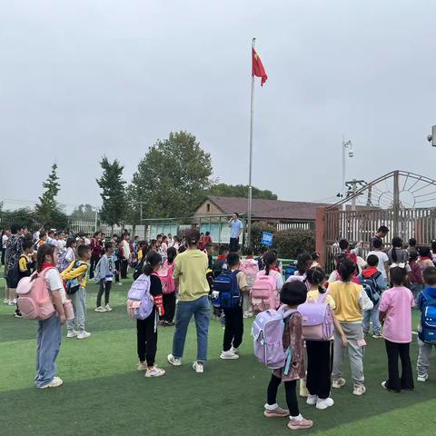 临湖小学爱心护学岗——为学生的安全保驾护航