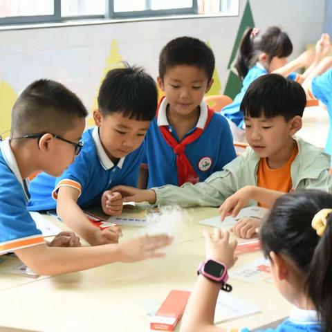 小毛虫的梦想是飞翔——“情暖童心 欢庆六一”暨图书馆图书捐赠活动