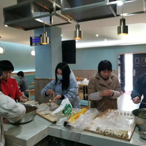 温情冬日 情满冬至--中原区伏牛路小学工会举行冬至包饺子活动