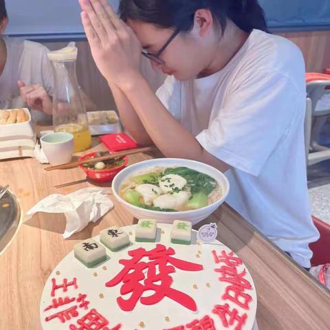 烛火燃起，祝吾儿生日快乐，万事吉安🎁🎉💞