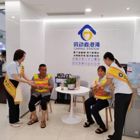 情深义“粽”迎端午—铜梁建行举办端午送粽子活动
