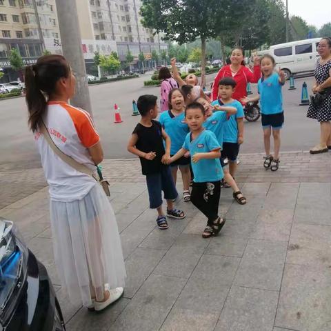 颐龙湾幼儿园蕾蕾班――《上小学前的独立夜》