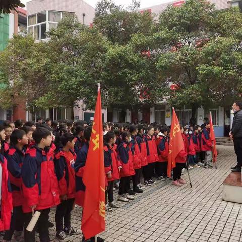 钧台中心学校学雷锋活动月踏青赏春献爱心活动掠影