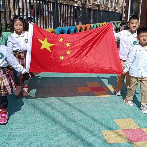 国旗飞扬，我们天天向上！艾乐幼儿园升旗仪式