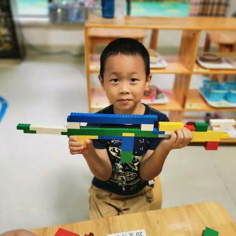 树墩子幼儿园机器人课第一节课：冲锋枪