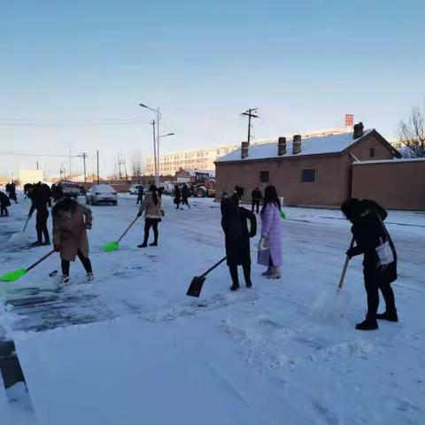 乌拉特前旗第一小学组织教师开展除雪活动