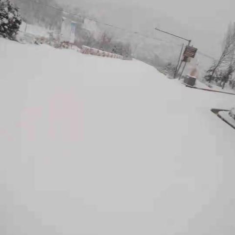 永和县公路段除雪防滑，为出行提供保障