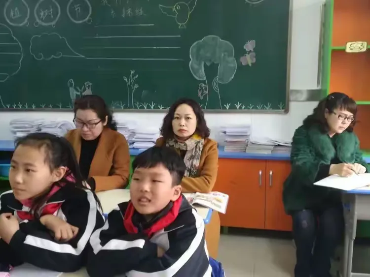 碑林区包校督察员检查指导仁厚庄小学开学工作