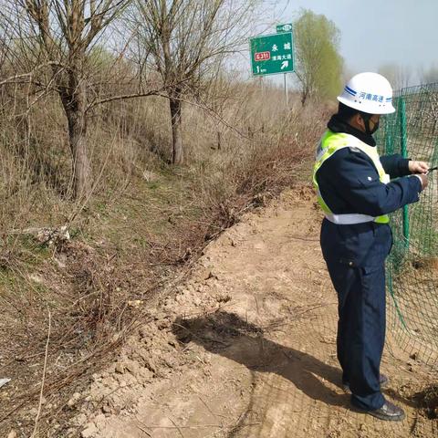 永城路产管理大队及时制止一起破坏隔离栅行为