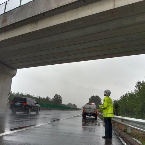 永城路产管理大队积极应对暴雨天气