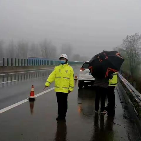 雨中车辆亏电“罢工”，路产人员紧急救援