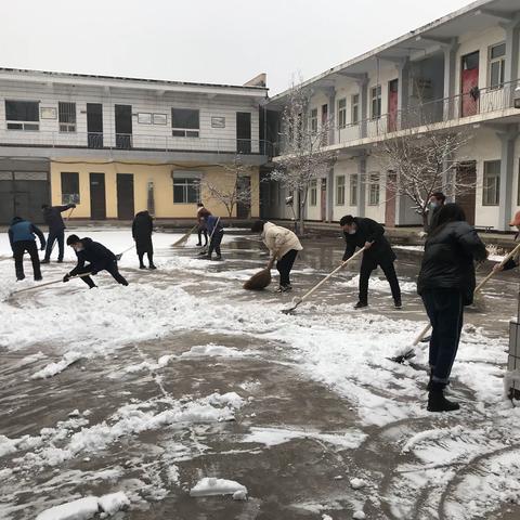 瑞雪纷飞日，党员表率时——辽城乡组织党员干部开展除雪志愿服务