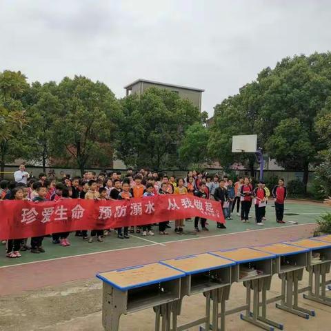 “珍爱生命，预防溺水，从我做起”――双丰小学学生签名活动