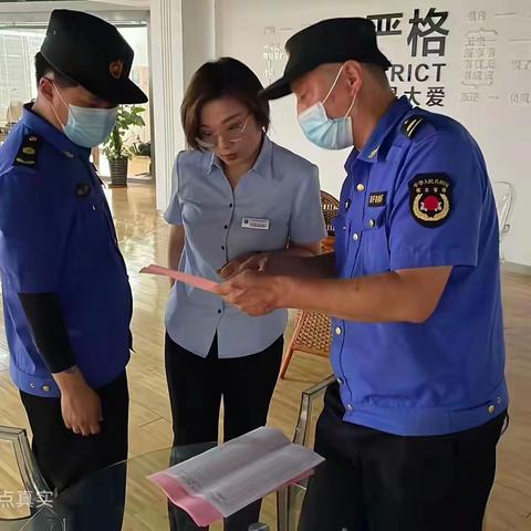 【东风城管】东风街道发放防汛安全告知书，保障人民生命财产安全。