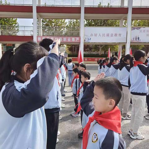 昌乐县鄌郚镇小学二年级一班：我们入队啦