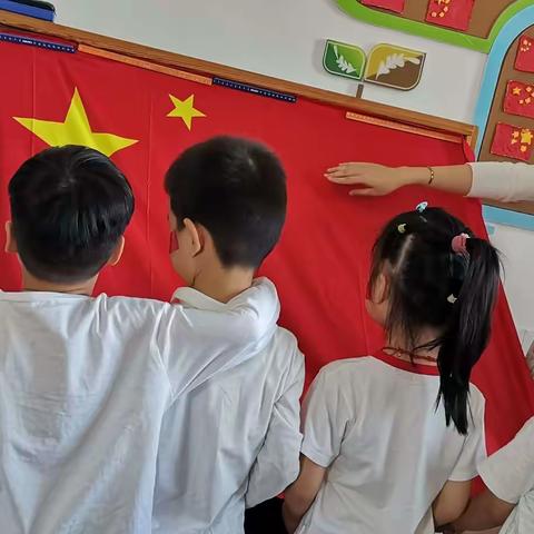 紫薇幼儿园萝卜班国庆主题：《爱我中华》