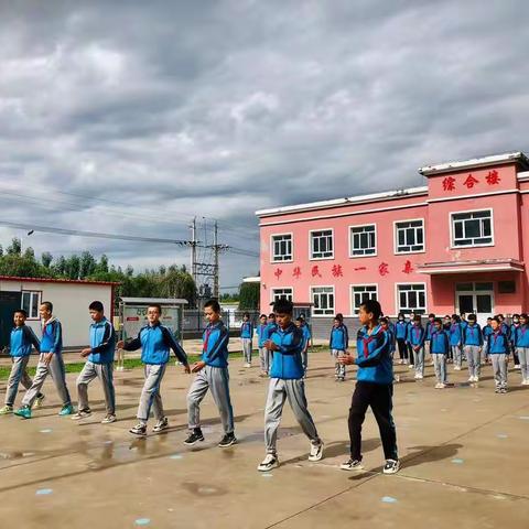 集训养习惯 衔接新起点——伊宁县阿热吾斯塘镇学区小初衔接军训