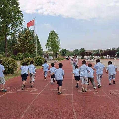 “走进小学，体验成长”未来之星幼儿园大班幼儿参观小学活动