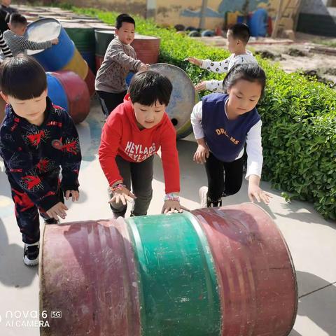 宋楼镇中心幼儿园——大二班户外活动《玩转油桶》