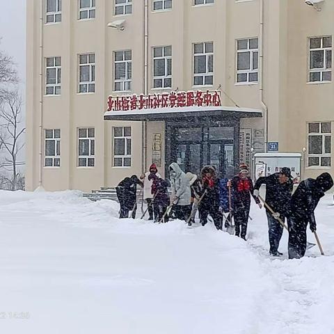 以雪为令 清雪保出行                     --北山办梧桐社区清冰雪志愿活动