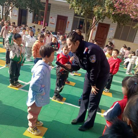 “警园联动，法治安全进校园”——沾益区龙华街道启蒙幼儿园法治安全培训纪实