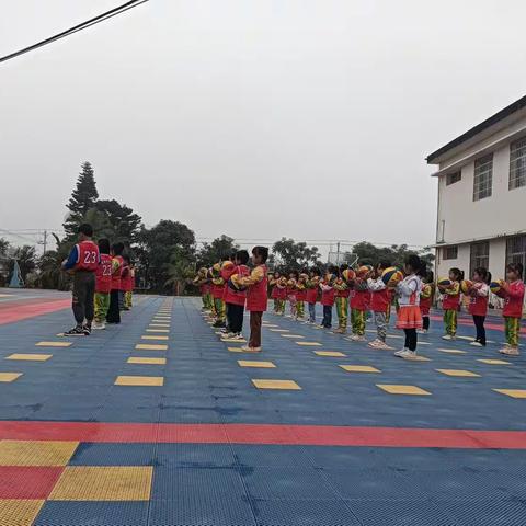 新希望幼儿园曼燕分园         特色篮球活动课