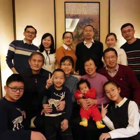 202O年元月1曰，为庆沐沐一百天，全家人欢聚一堂留念。