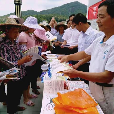 平远农商行在仁居上远村开展“移动支付便民服务宣传”十“加强银行账户服务管理”双主题宣传活动。