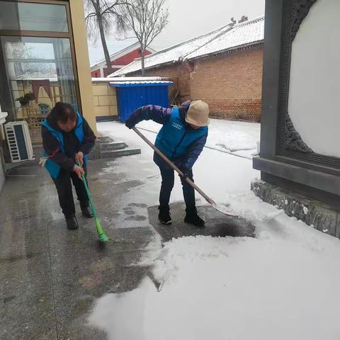 学雷锋志愿服务活动 扫雪除冰暖人心