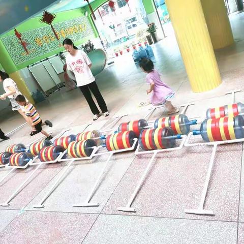 【隆回县幼儿园】中一班制作手工体育器械之小推车