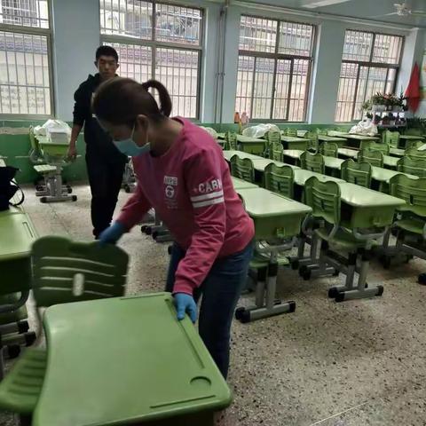 二三中队家委会走进教室