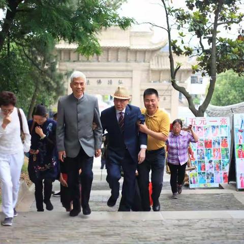 吴董、洪常委参观灵岩山寺