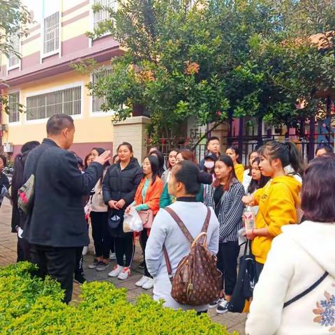 “团结协作  沟通交流”芒市双语幼儿园野外拓展训练