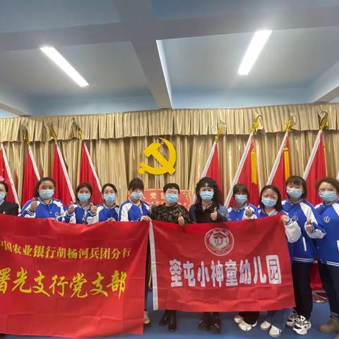 我为群众办实事———农行胡杨河兵团分行个金部党支部、曙光支行党支部开展移动银行进校园活动